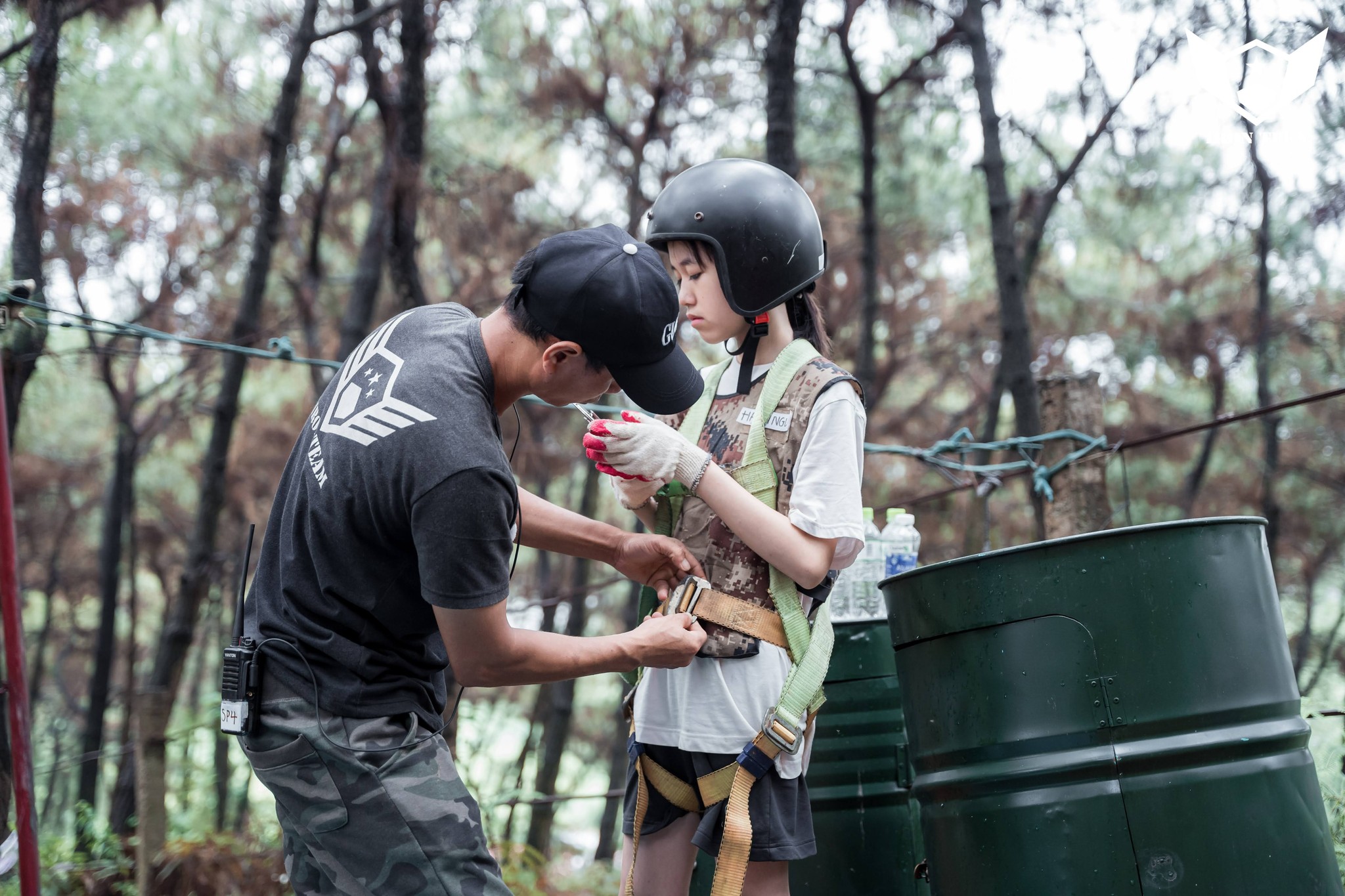 Huấn luyện viên theo sát học viên trong hoạt động ngoài trời